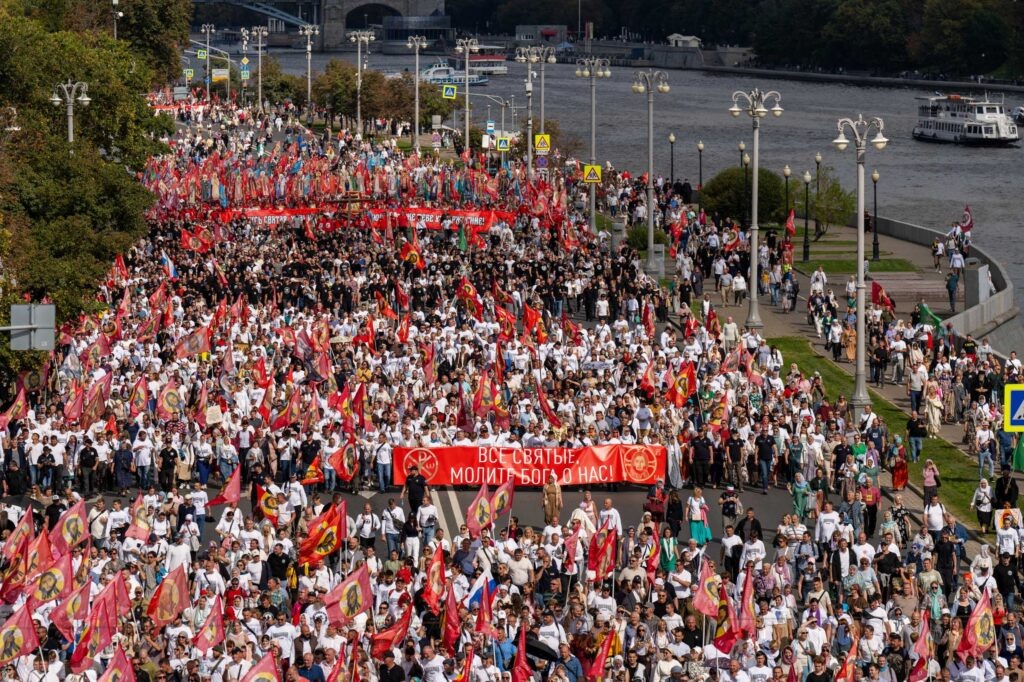 Фото телеканала Спас. 7 сентября 2025 года, в Неделю 13-ю по Пятидесятнице, праздник Собора Московских святых, Святейший Патриарх возглавил крестный ход с молебным пением Московским святым.