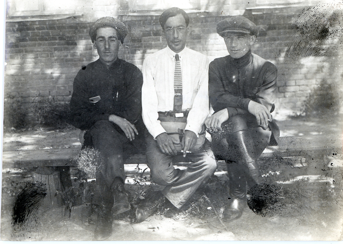 Фотография групповая черно-белая «Шиллинг Евгений Михайлович (ученый, кавказовед) во время этнографической экспедиции с адыгами-шапсугами. Шапсугский район». СССР, г. Ленинград, 1930 г. / Музей истории города-курорта Сочи