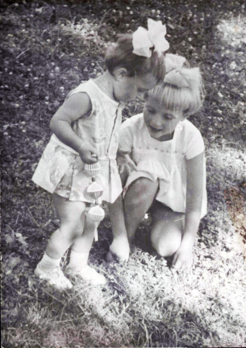 А это я с младшей сестрой Таней