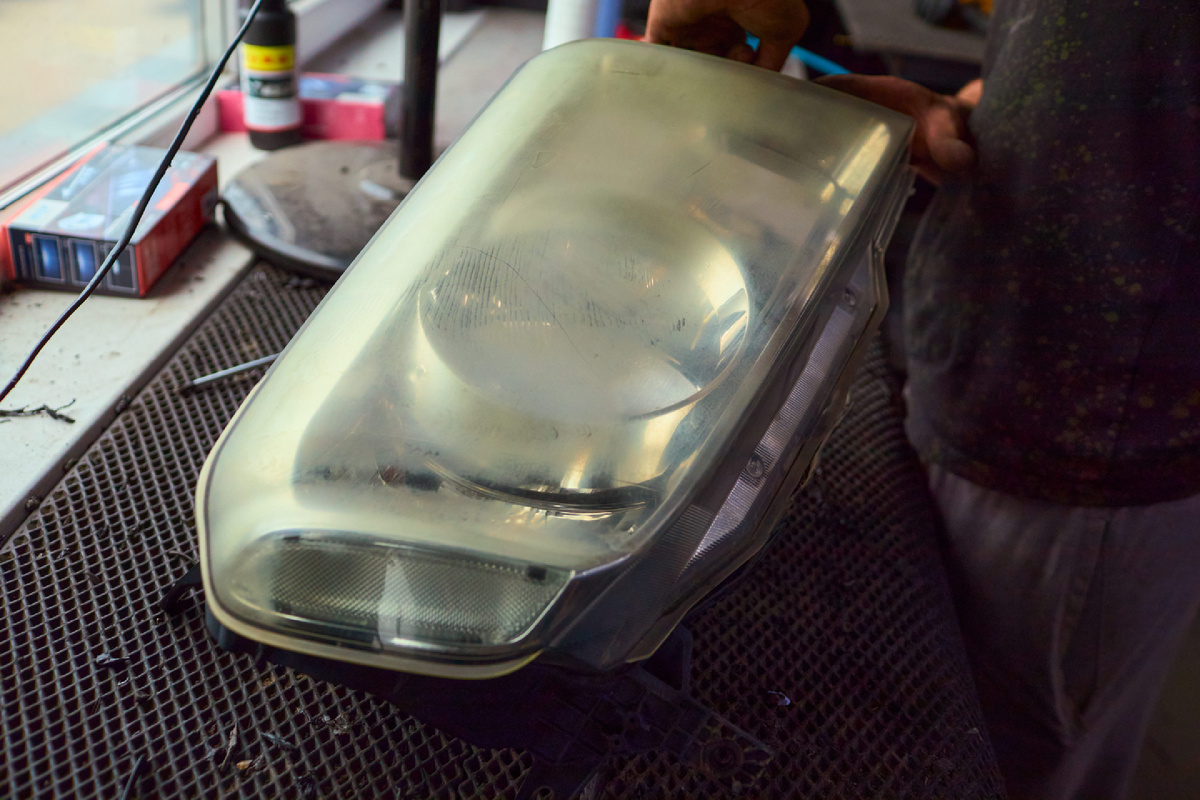 Источник фото: https://custom-heroes.ru/raboty/vid-uslugi/avtosvet/nashi-raboty/honda-pilot-2-vosstanovlenie-far/