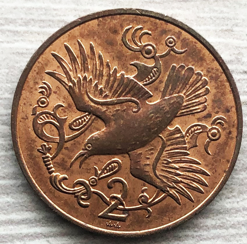 Мэн 2 пенса 1980 Красноклювая Галка. Фото автора. 