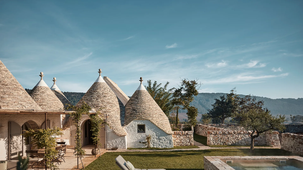 Кладка стен труллей двухслойная, т. е. 2 слоя камней, а между ними воздушный зазор. Летом в домиках было прохладно, а зимой тепло.