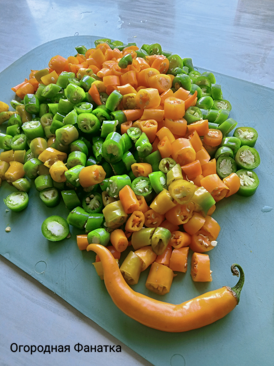 Горький перец режу на кусочки. Руки в перчатках, иначе потом будет очень плохо