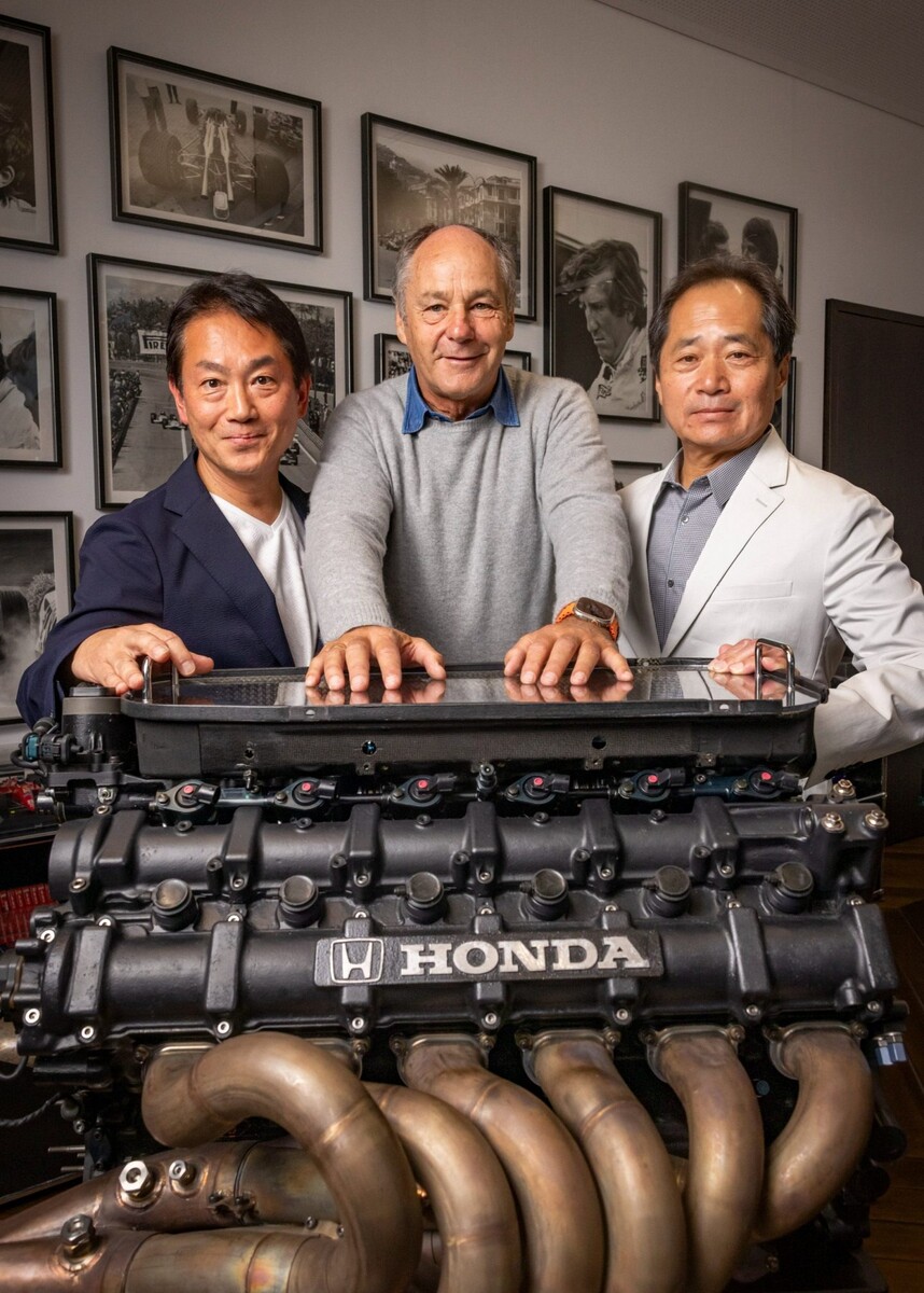    Герхард Бергер и двигатель V12 с его болидаФото: Соцсети