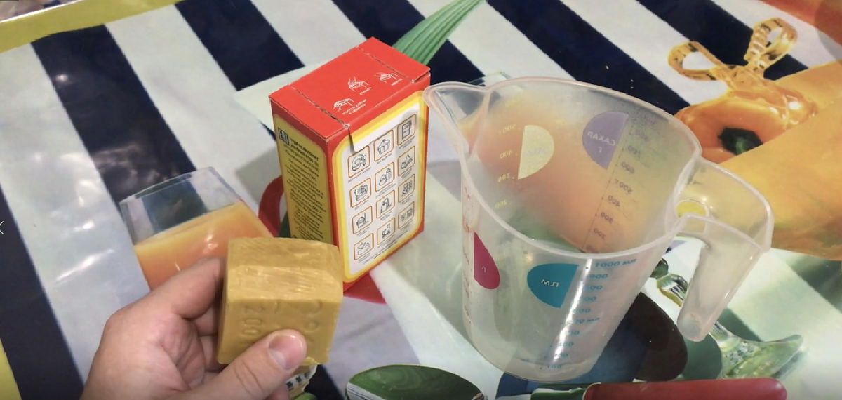 До блеска отмываю все поверхности на кухне, ванне, используя пасту на основе мыла и соды. Рассказываю, как ее сделать