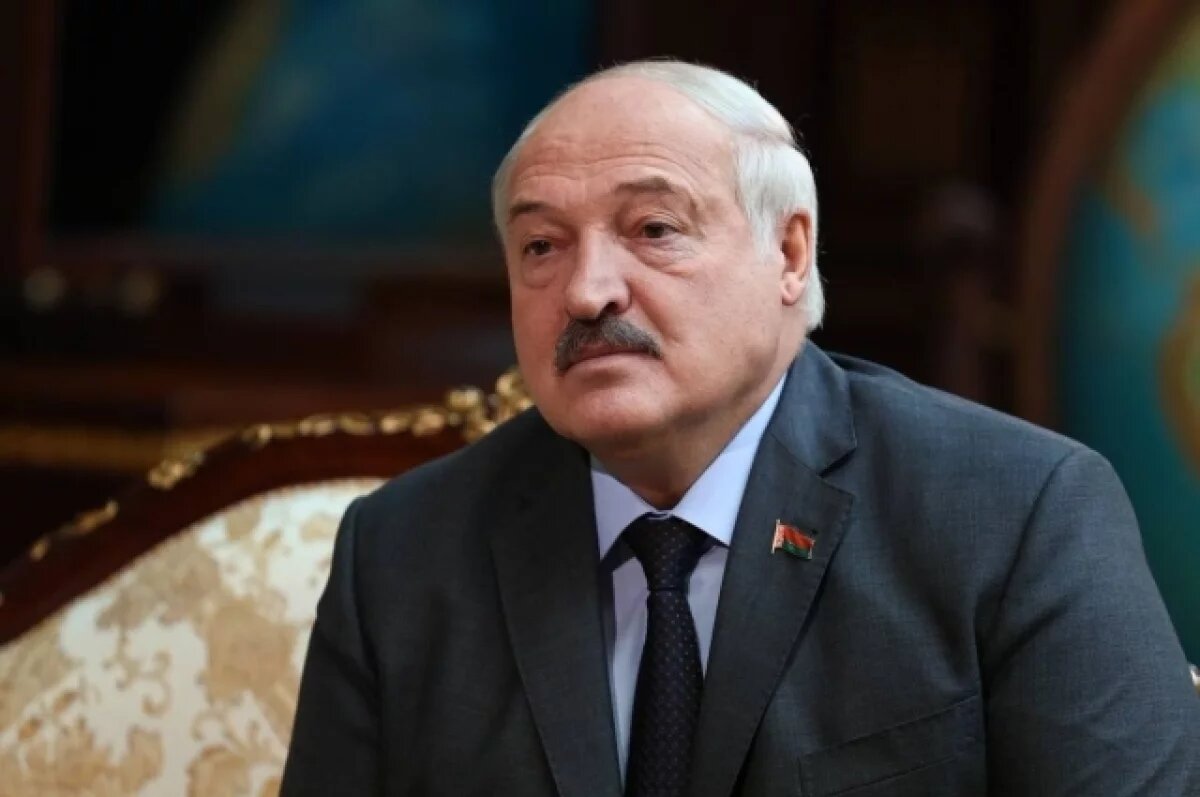    Трамп подарил Лукашенко запонки с изображением Белого дома