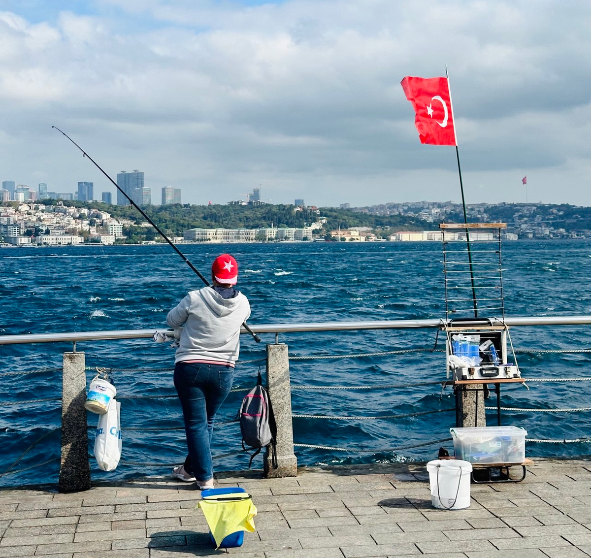 Рыбак на набережной Ускюдара. Фото автора