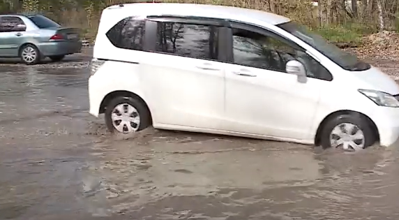     В Ленинском районе Красноярска водители убивают в машину из-за глубоких ям