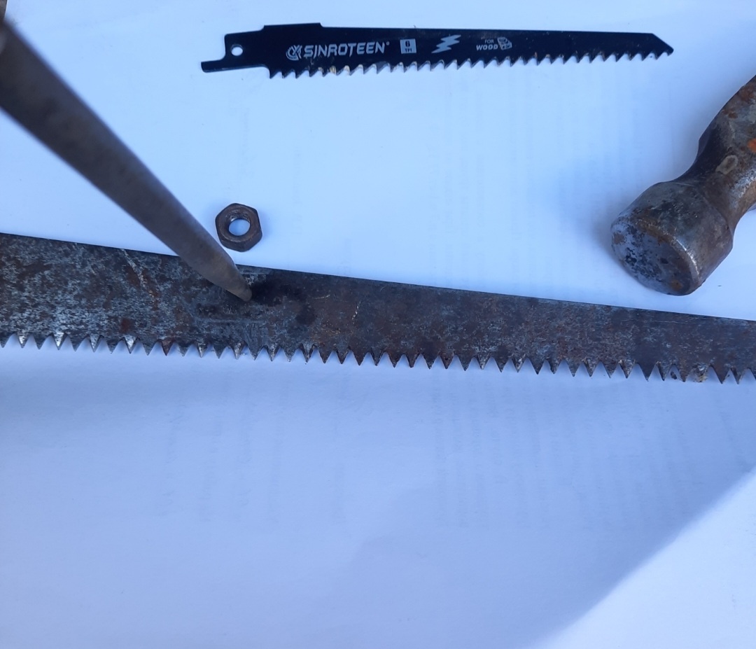 Отверстие пробивается только пробоем, сверлить бесполезно. Фото автора 