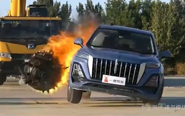 Огненный шар, удар ковшом и другие безумные краш-тесты новых авто в Китае. Зачем они это делают?