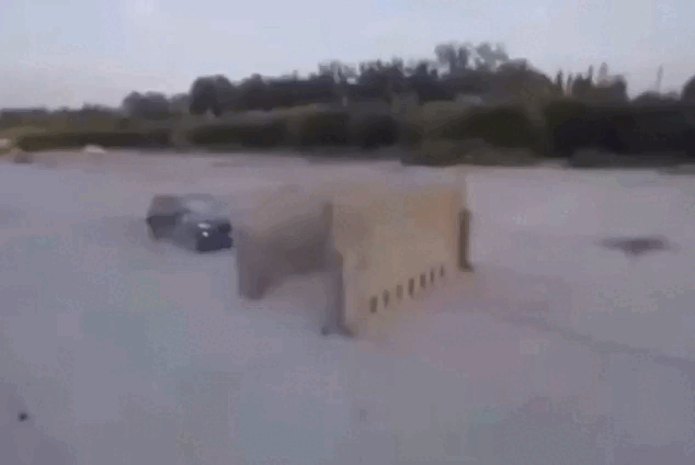 Успешный проезд через две кирпичные стены. Никакой магии, только крепкий автомобиль