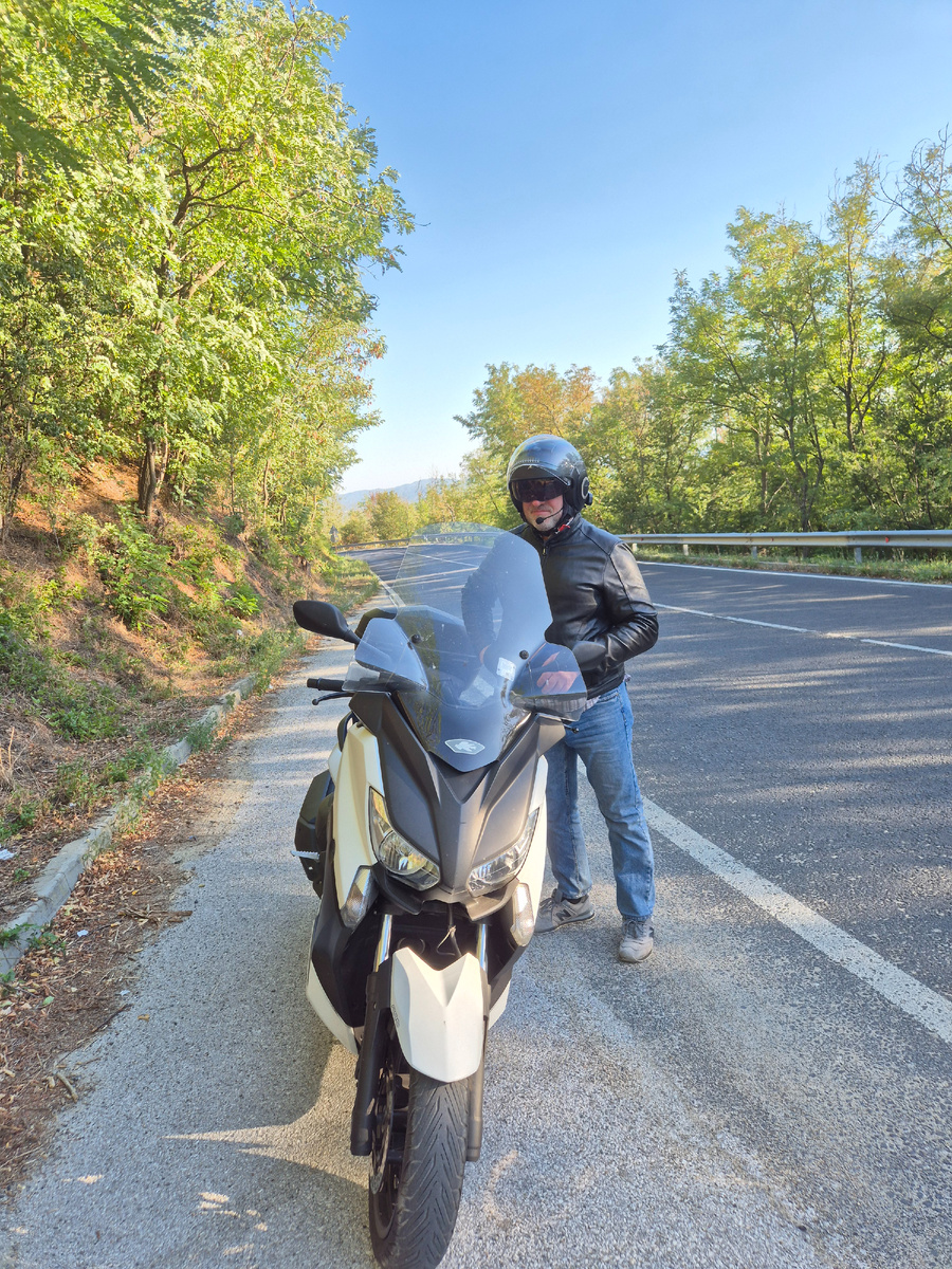А это мы на дороге через Балкан или Стара планина (Шипкинский перевал).