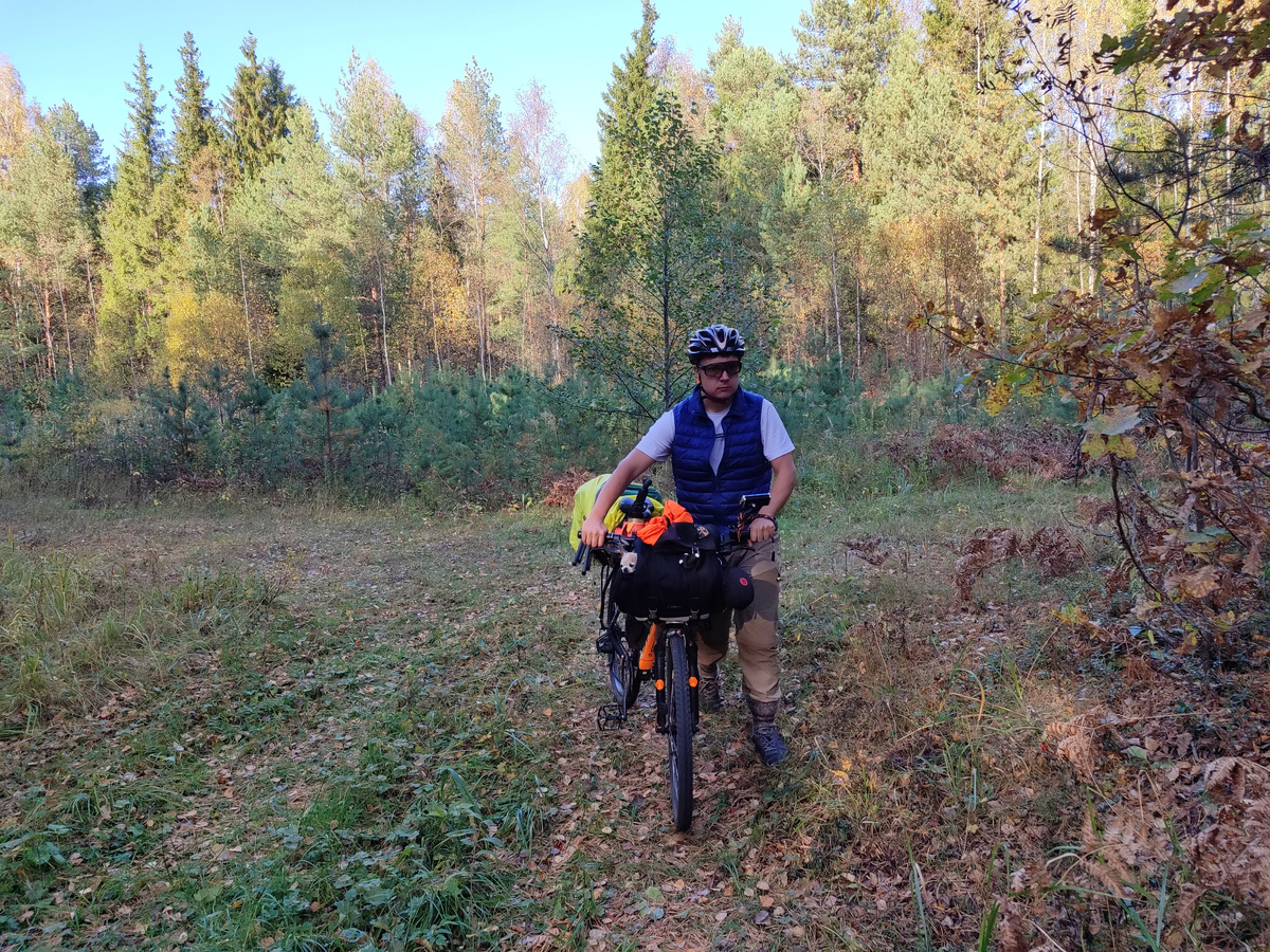 Поиск места под палатку днём ранее...