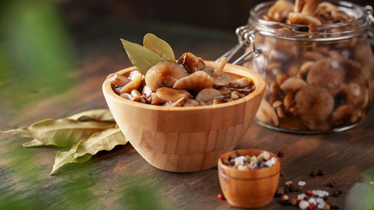    Вкусные и полезные опята маринуют на зиму. Фото: NatalyaBond / Shutterstock / Fotodom