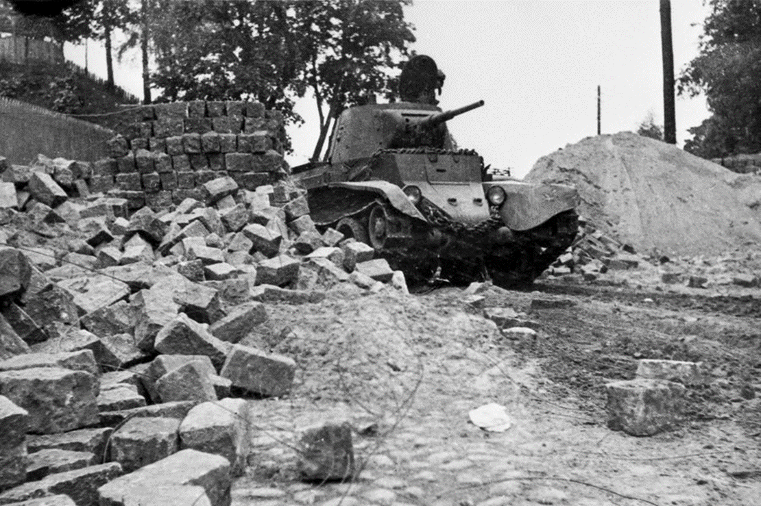 Советский танк БТ-2 пересекает границу Белоруссии. Из открытых источников