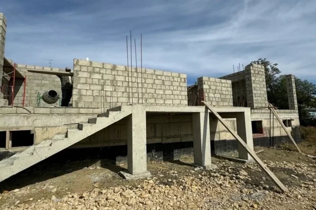    Строительство дома Федотовых встало в 2022 году.