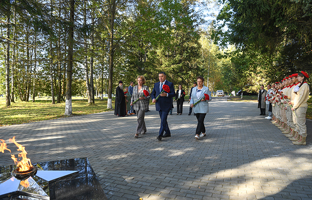 Губернатор Тверской области возложил цветы к мемориалу в поселке Мирный. Фото: Оксана Стрыгина