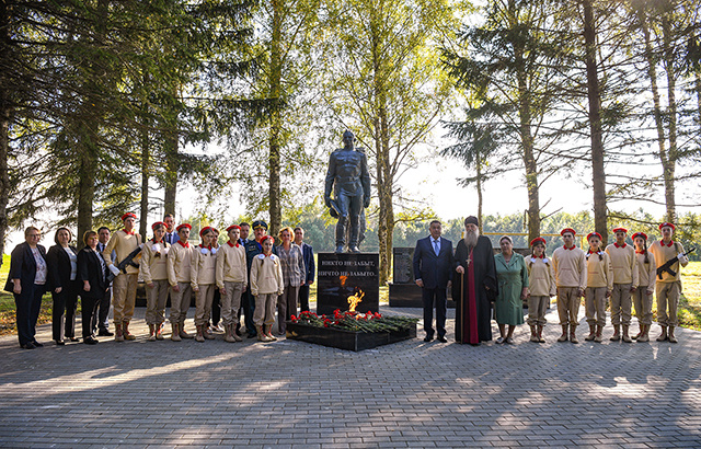 Губернатор Тверской области возложил цветы к мемориалу в поселке Мирный. Фото: Оксана Стрыгина