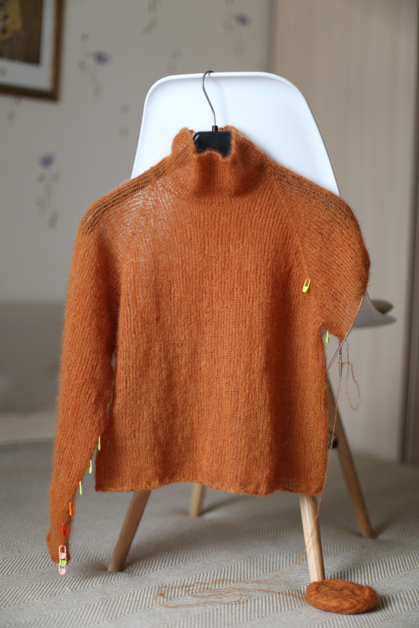 Рыжий свитер из кид-мохера. Спицы 3,5.