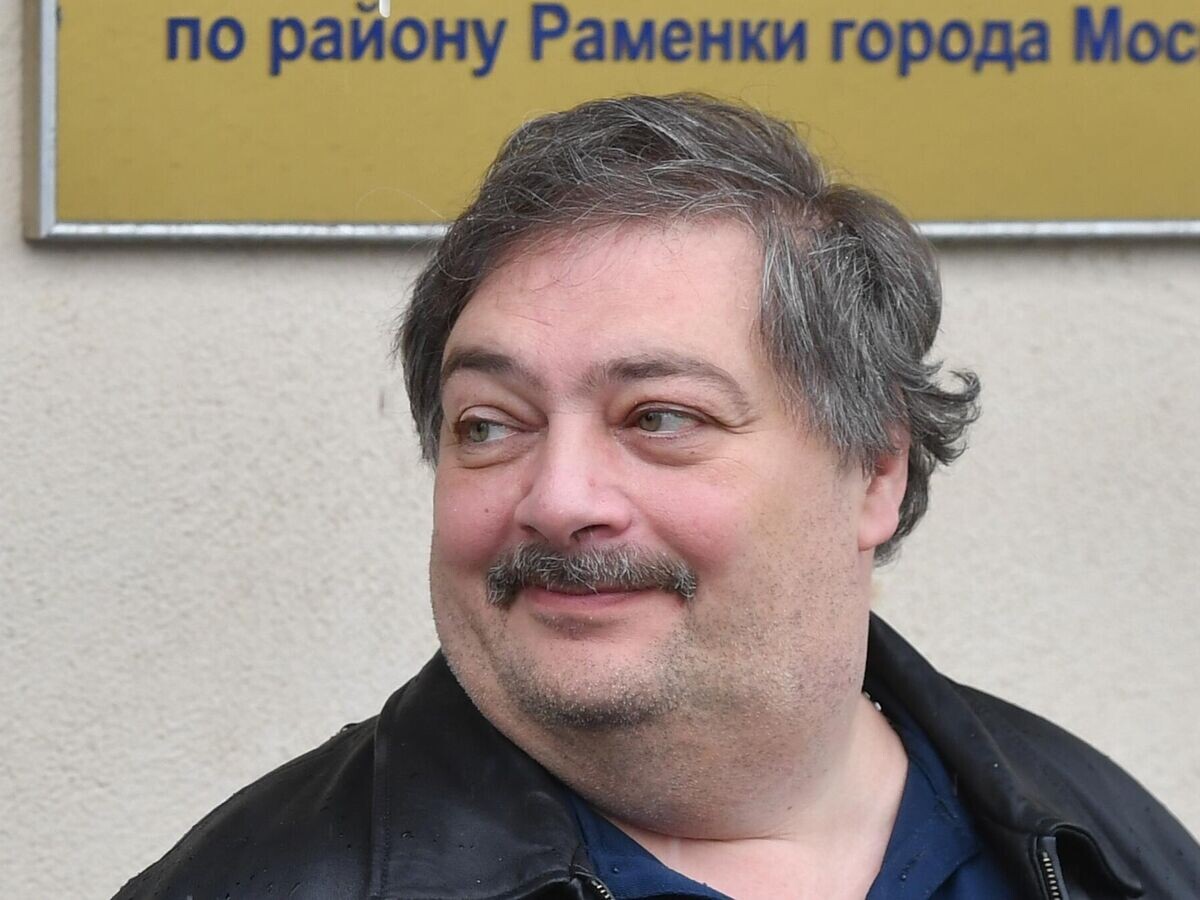    Писатель Дмитрий Быков у здания ОМВД по району Раменки в Москве© РИА Новости / Михаил Воскресенский