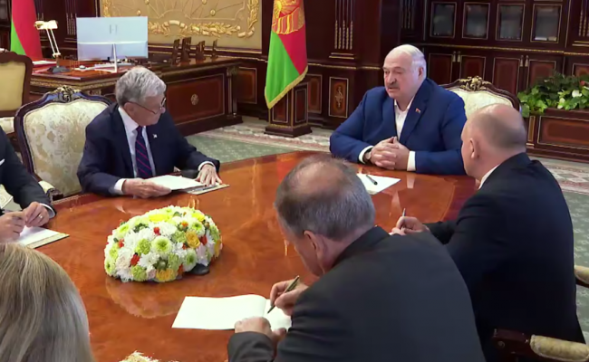    «Знак особой дружбы». Лукашенко помиловал иностранных шпионов, пожелал США объективности, а Трампу - «не остыть»