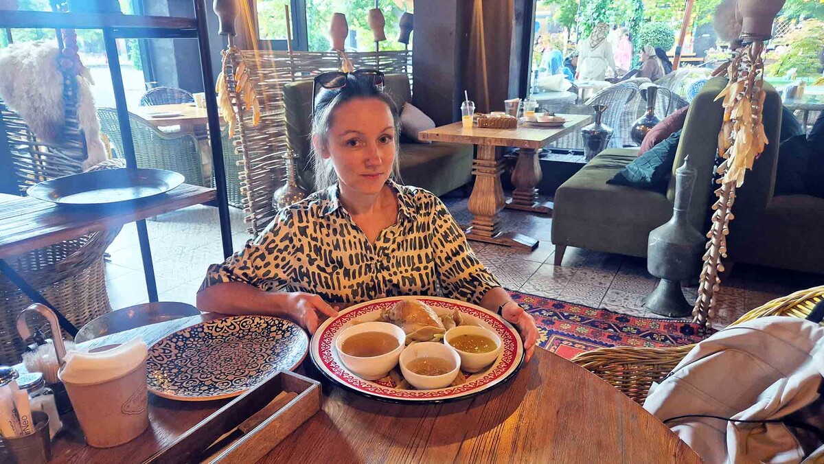 В Грозном множество ресторанов, которые подают блюда национальной кухни. А на рынках и в супермаркетах можно найти местные продукты