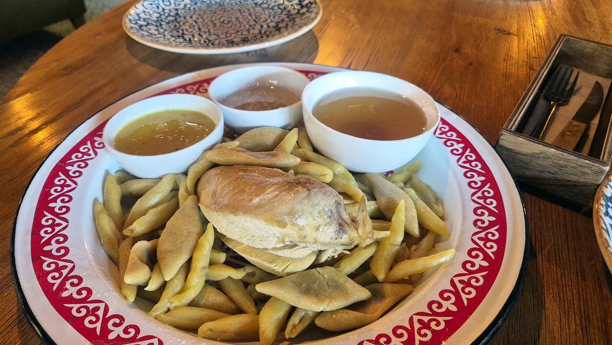 Жижиг Галнаш я заказала в ресторане "Папаха", который располагается в центре Грозного