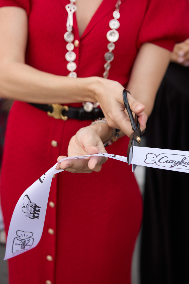 На фото: Разрезание ленты. Официальная часть события