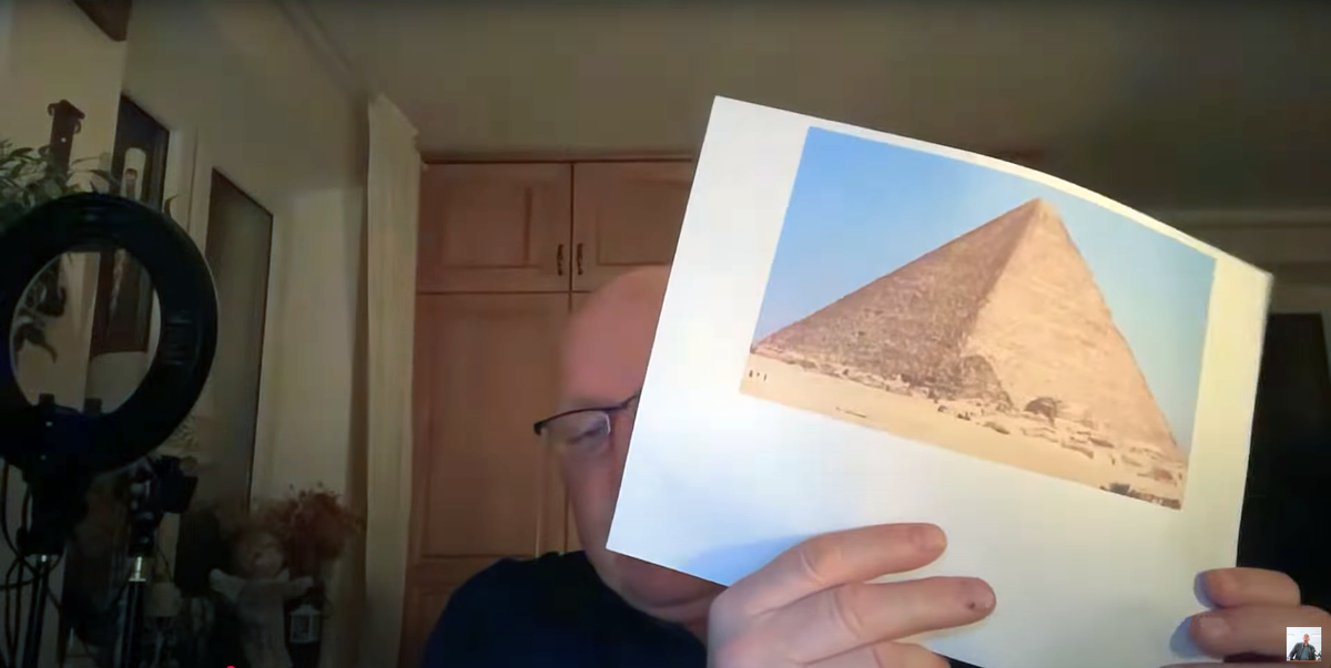 Момент онлайн-трансляции от 25 марта 2025 года. Экстрасенс Кшиштоф Яцковский готовится делать визию по фотографии пирамиды Микерина, одной их трех больших пирамид, расположенных на плато Гиза в пригороде Каира. 