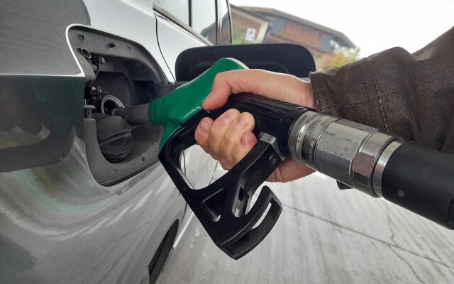 Одна из самых распространенных причин появления воды в бензобаке — заправка некачественным горючим (Фото: Alfonso Vennari / Shutterstock / FOTODOM)