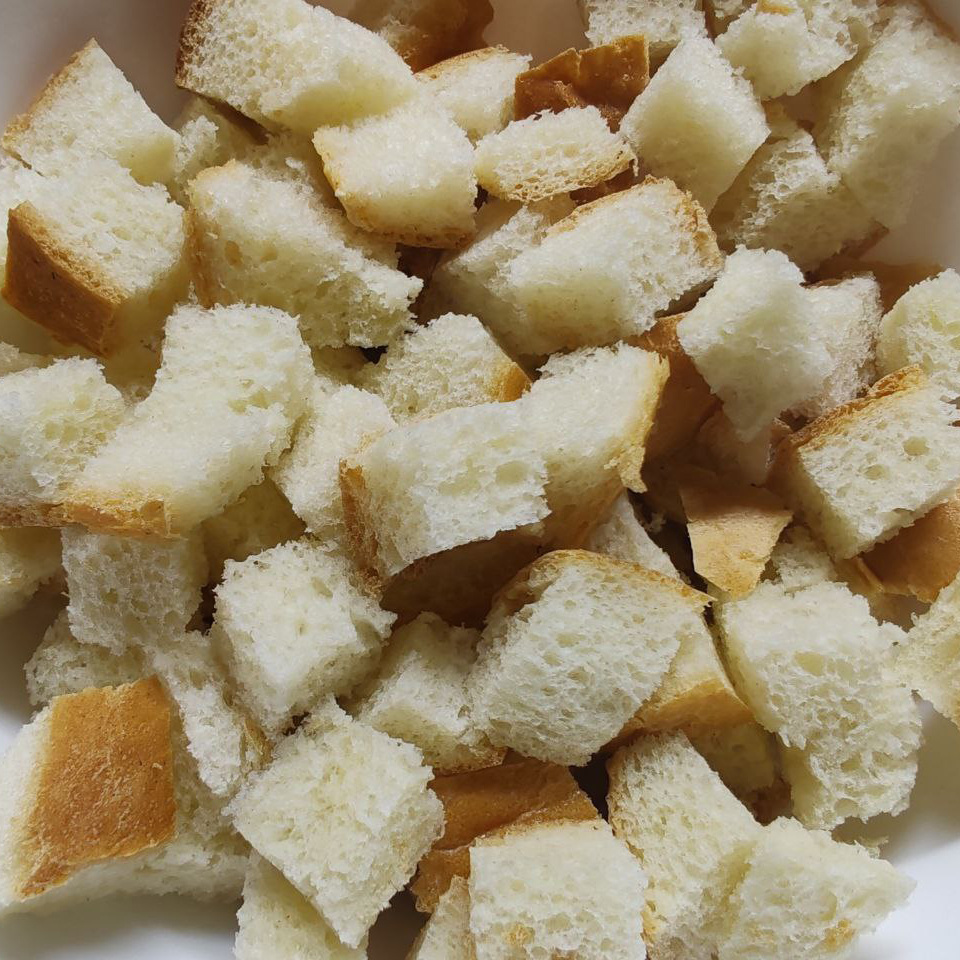 Нарезаный кубиком хлеб