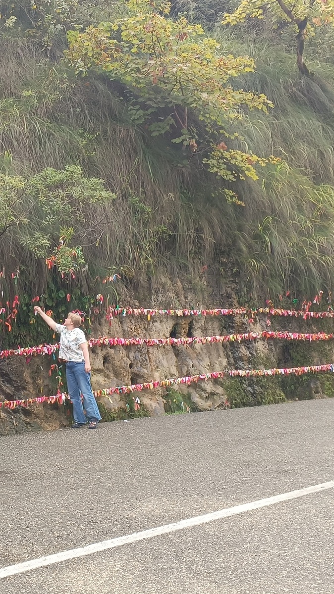 Водопад Девичьи слезы. Текут тонкие струйки по скале, на фото и не видно их даже