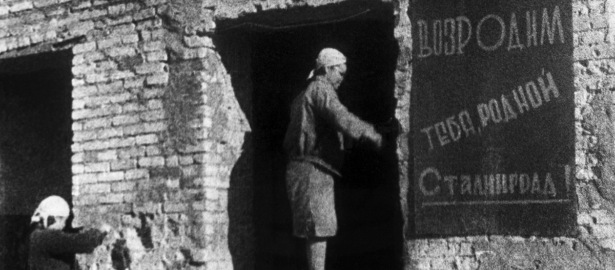 Женщины восстанавливают разрушенные здания Сталинграда. 1943 г.