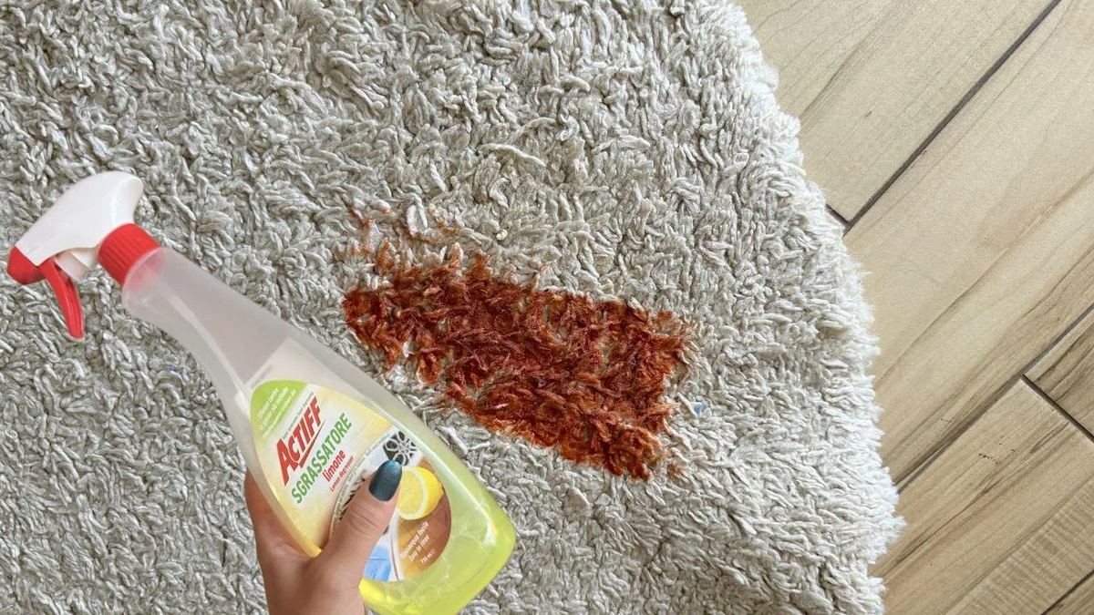 Пыталась убрать пятно средством и тряпкой, но оно стало только больше