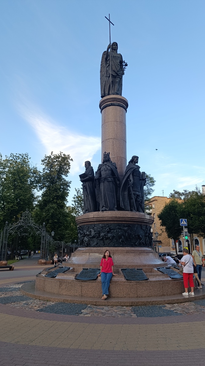 У Памятника Тысячелетия Бреста