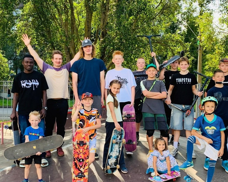     В Курске юные спортсмены осваивают скейтбординг