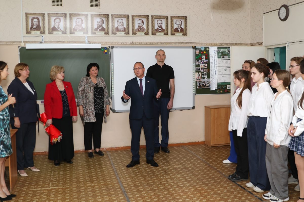    По словам спикера, важно, чтобы учащиеся изучали историю как минувших времен, так и нашего времени