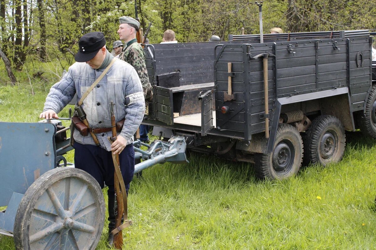
Фото: Сергей КИРЕЕВ – реконструкция событий времен Великой Отечественной войны