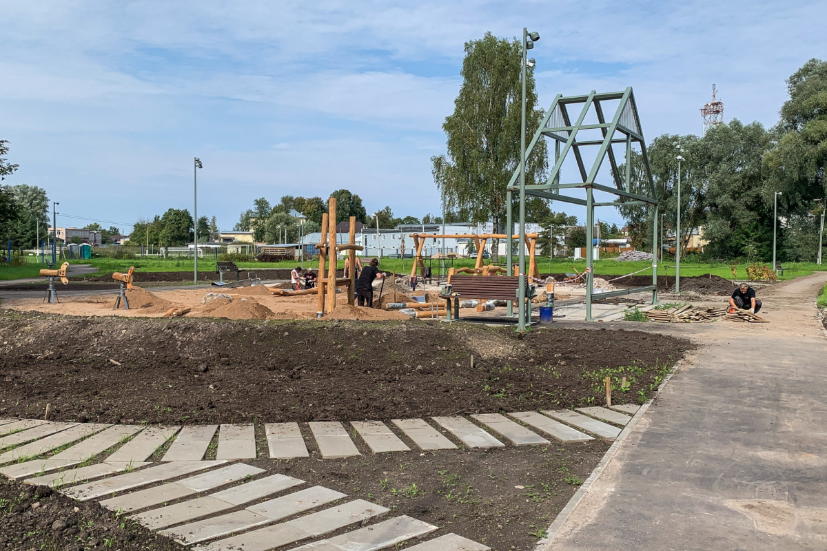 В Старой Руссе идут работы по обновлению набережной Красный берег на левом берегу Полисти. Новое общественное пространство будет сочетать живописный природный ландшафт и современные функциональные зоны. Предусмотрены прогулочные маршруты и места для отдыха, пляжная инфраструктура у воды, арт-кафе с открытой оранжереей, детская игровая площадка, уличные тренажёры, арт-объекты и стенд, посвящённый истории Введенской стороны.