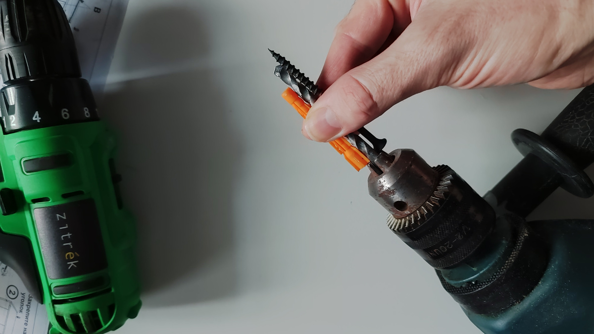 Сравнение сверла с дюбелем и саморезом