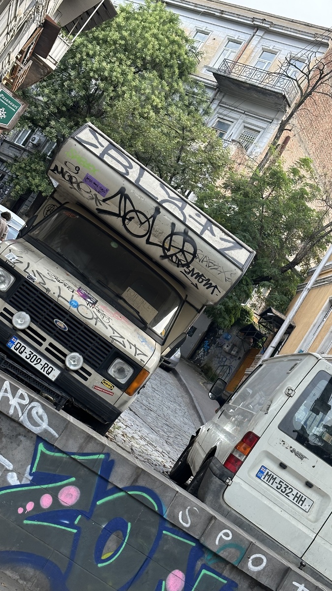 Графити на улицах Тбилиси, как аллегория: что-то  дешевое и временное покрывает что-то монументальное