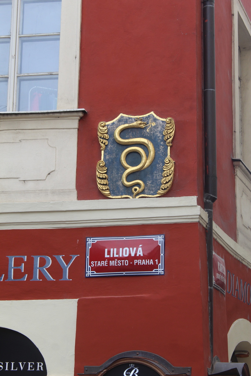 Дом "У золотого змея" - в нем открылась первая в Праге кофейня