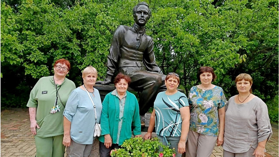 Члены клуба «Живая книга» у памятника Михаилу Юрьевичу Лермонтову в Тарханах