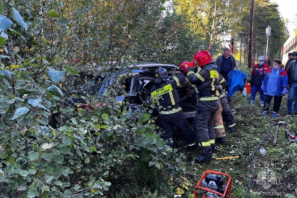    Сотрудники МЧС помогли женщине. Фото: ГУ МЧС по Свердловской области