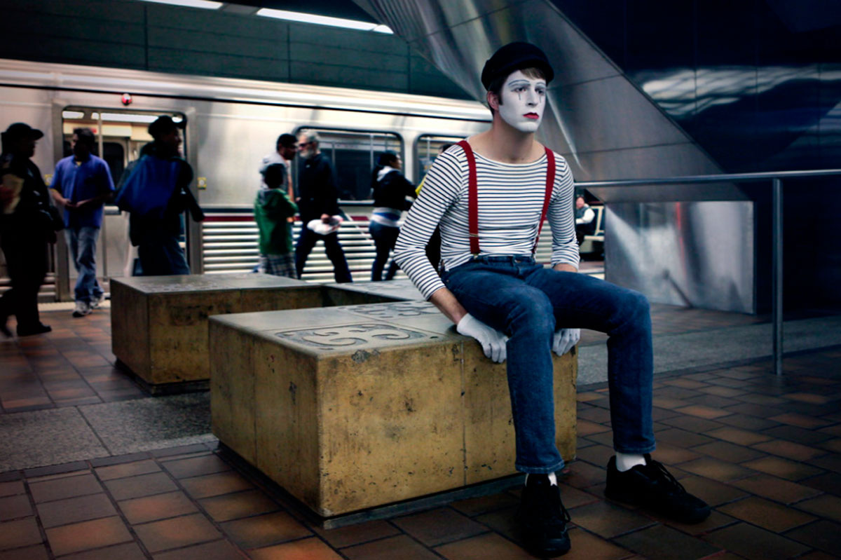 Это выглядит так, будто человек полностью утратил чувство собственного достоинства и самоуважения