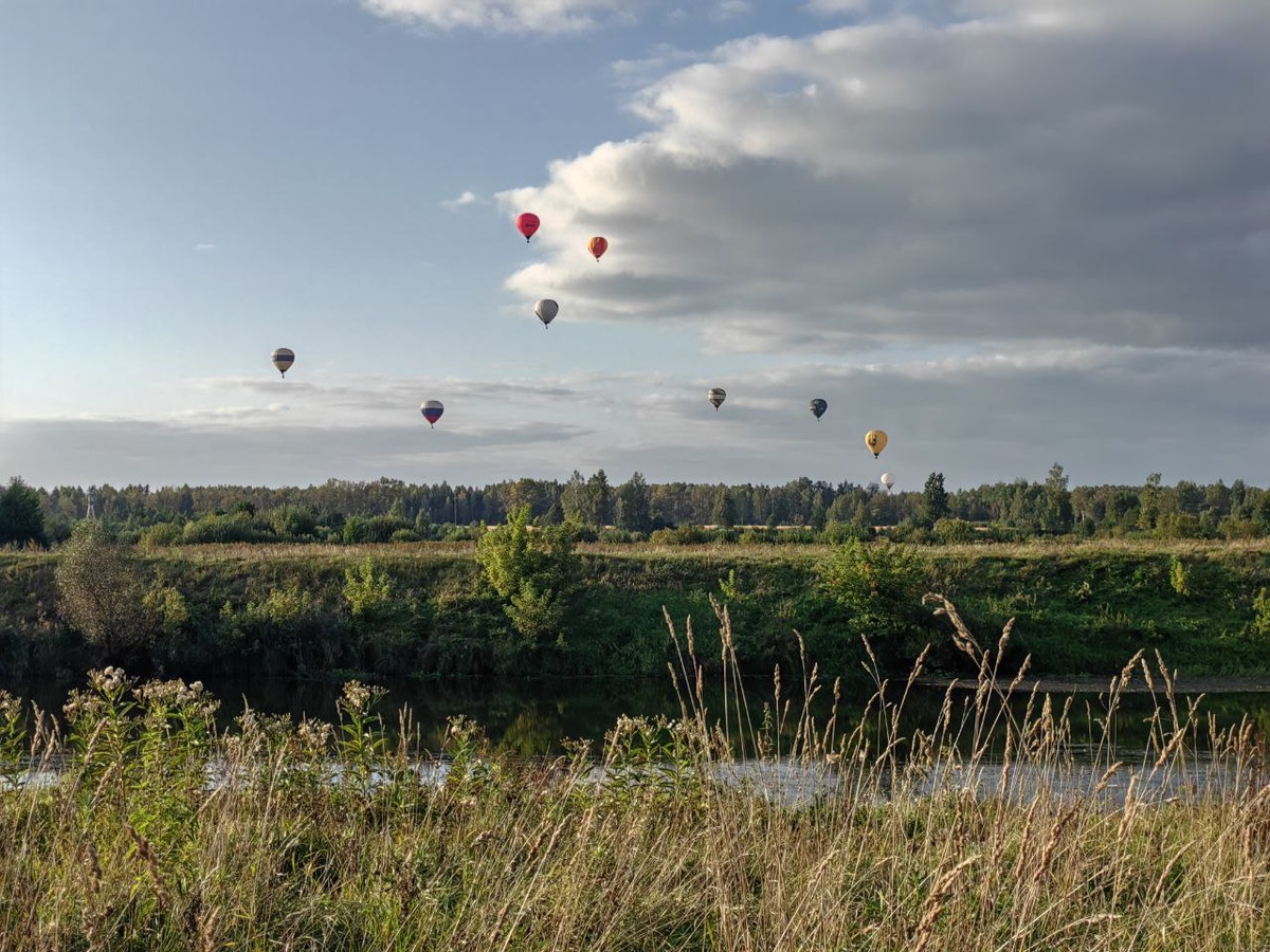 Вид на фестиваль из лагеря Рубежей (фото с канала "Рубежи Ополья")