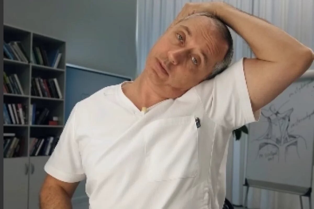    Доктор Шишонин показал упражнение для расслабления шеи и снижения давления