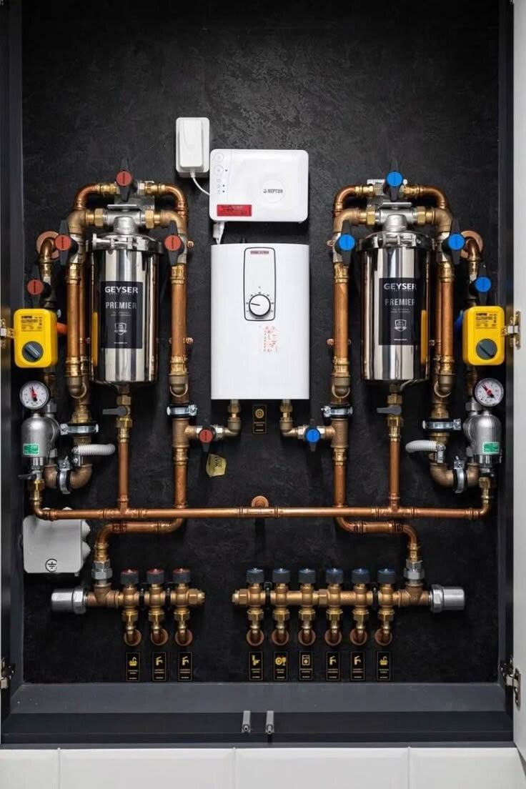 При проектировании и ремонте квартиры важно не только продумать эстетику интерьера, но и заложить удобные инженерные решения. Одним из таких решений является коллекторный узел — незаметный, но крайне важный элемент системы водоснабжения и отопления.

Что такое коллекторный узел

Коллекторный узел — это распределительный блок, который позволяет разводить воду или теплоноситель от одного источника к нескольким потребителям. Проще говоря, это «сердце» системы, из которого отдельные трубы идут на каждый сантехнический прибор: смеситель, душ, стиральную машину, радиатор или тёплый пол.

Зачем он нужен

1. Удобство эксплуатации
   Благодаря коллектору каждое устройство имеет свой собственный отвод. Если необходимо отремонтировать, например, смеситель в ванной, достаточно перекрыть только один контур, а не оставлять всю квартиру без воды.

2. Надёжность и безопасность
   Коллекторная разводка снижает риск перепадов давления. Когда кто-то включает воду на кухне, в душе не происходит резкого скачка температуры.

3. Эстетика и порядок
   Все коммуникации аккуратно сводятся к одному узлу, который обычно прячется в сантехническом шкафу. Это избавляет от лишних труб, и интерьер выглядит чище.

4. Гибкость системы
   Коллекторный узел позволяет в будущем легко подключить новые приборы — например, установить посудомоечную машину или дополнительный радиатор.

5. Комфортное отопление
   В системах «тёплый пол» коллектор незаменим: он регулирует подачу теплоносителя и обеспечивает равномерный прогрев всех помещений.

 Где устанавливают коллектор

Обычно коллекторный узел размещают в специальном шкафу, встроенном в стену или скрытом за декоративной панелью. При правильном планировании он занимает минимум места и не нарушает эстетику интерьера.

Итог

Коллекторный узел — это не просто техническая деталь, а залог комфорта, безопасности и долговечности инженерных систем в квартире. Для дизайнера интерьера это решение особенно ценно: оно позволяет сохранить гармонию пространства, не жертв