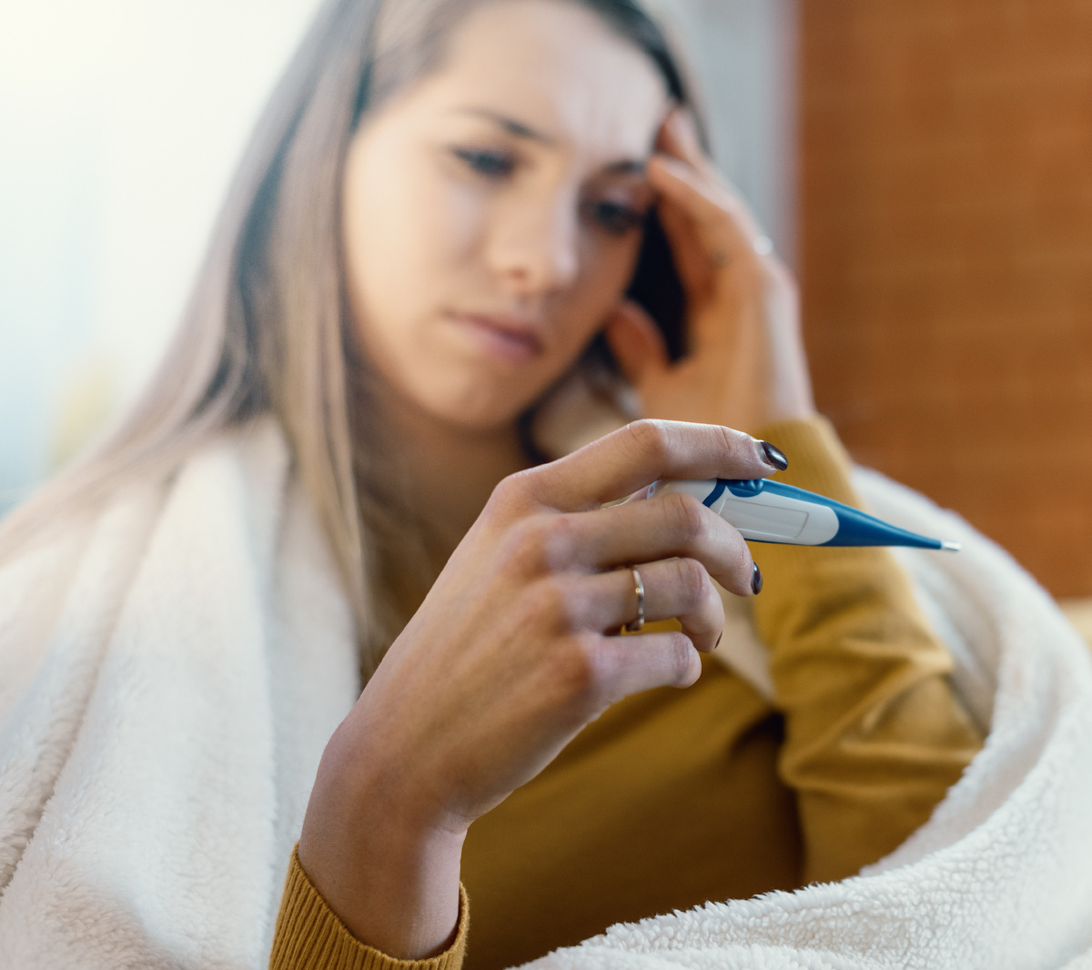 Если поднялась температура — не стоит начинать лечение самостоятельно. До приема врача лучше обеспечить человеку покой, давать теплый чай и чаще проветривать помещение [3]