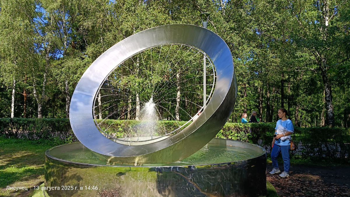 Много интересных фонтанчиков по территории парка установлено.